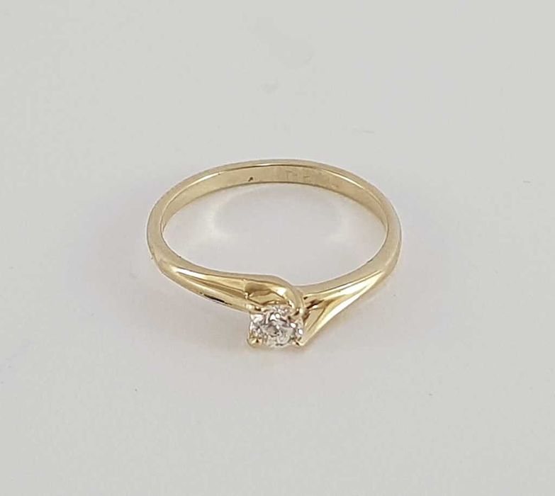Złoty pierścionek autorski w typie Tiffany próby 3 (585) z brylantem 0,15 ct