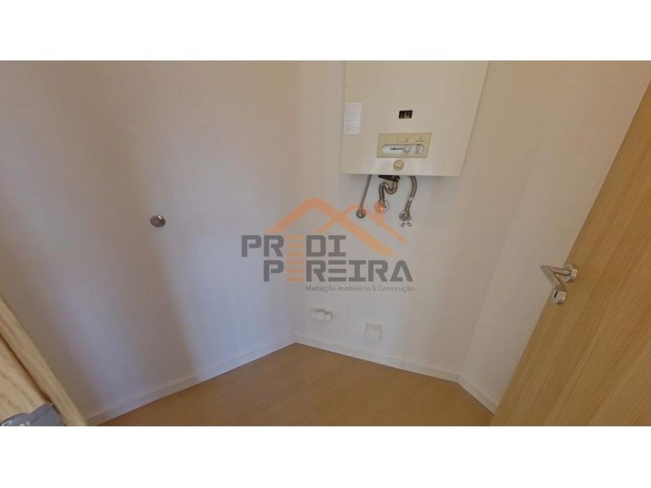 Apartamento T3 duplex remodelado, com box, situado em Casal de Cambra.