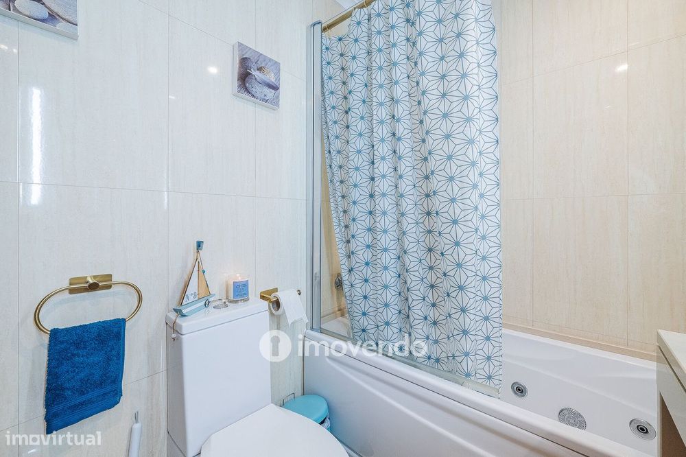 Apartamento T2 moderno, com garagem e varanda enorme, na Malvarosa