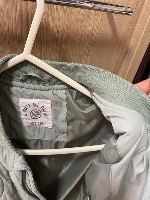 Легенька куртка на дівчинку