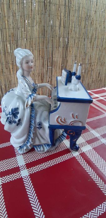 Лот фарфорі статуетки