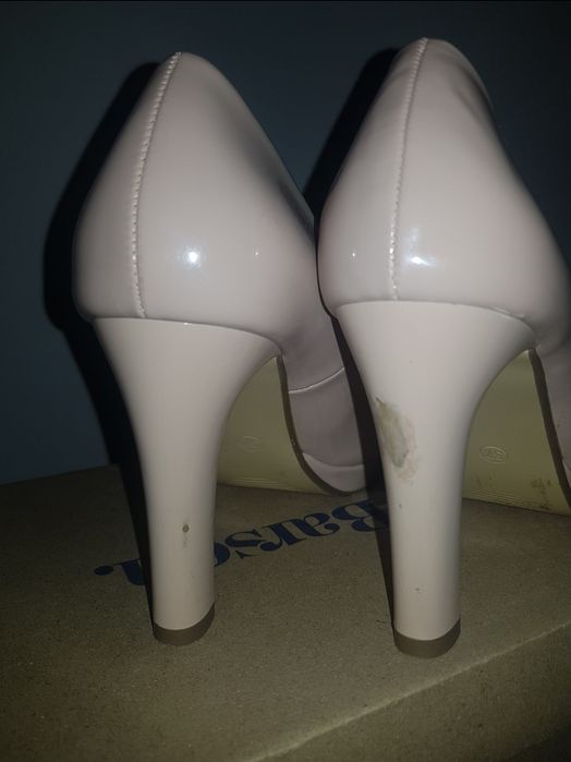 Beżowe lakierowane buty na obcasie