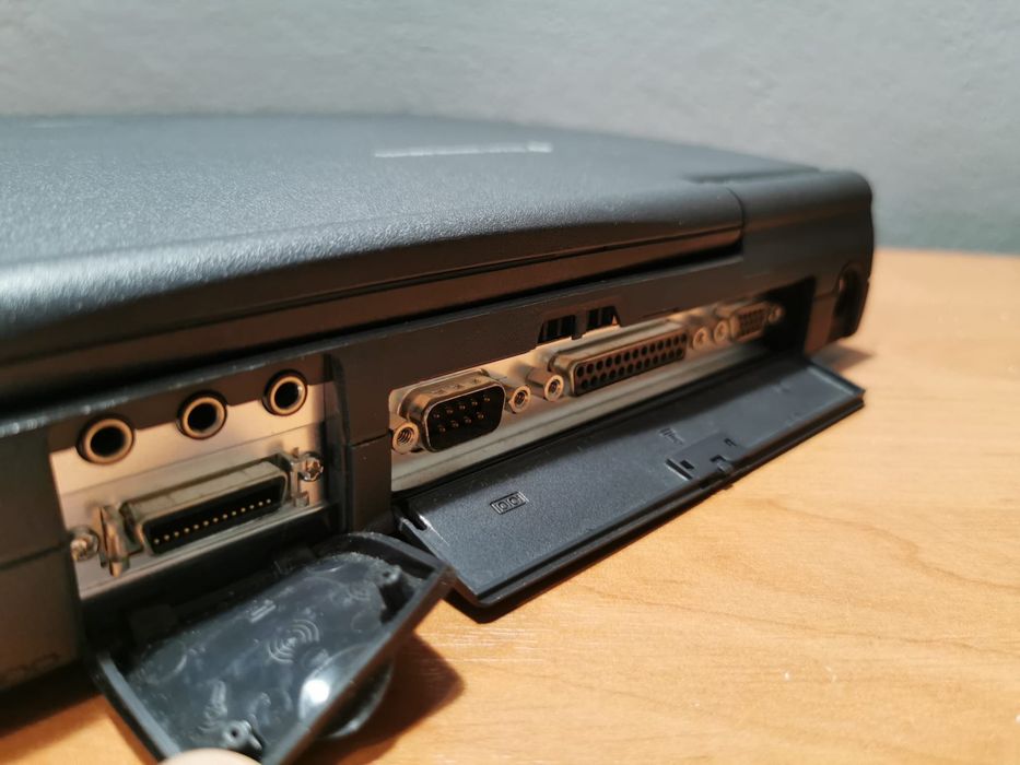 Stary działający laptop Texas Instruments Extensa 610CDT z lat 90