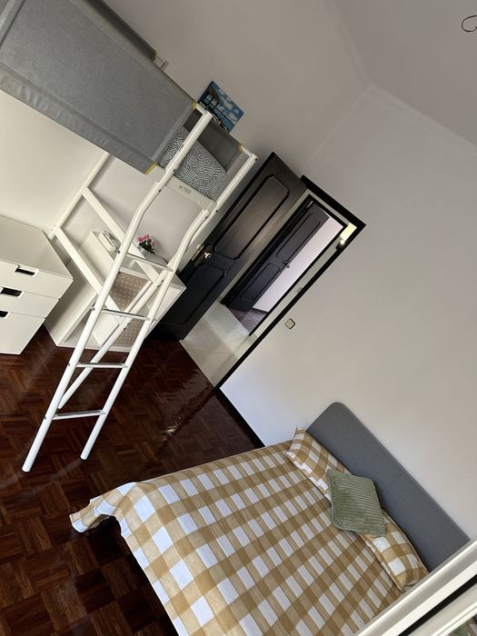 Quarto mobiliado c varanda para arrendar em Entrocamento