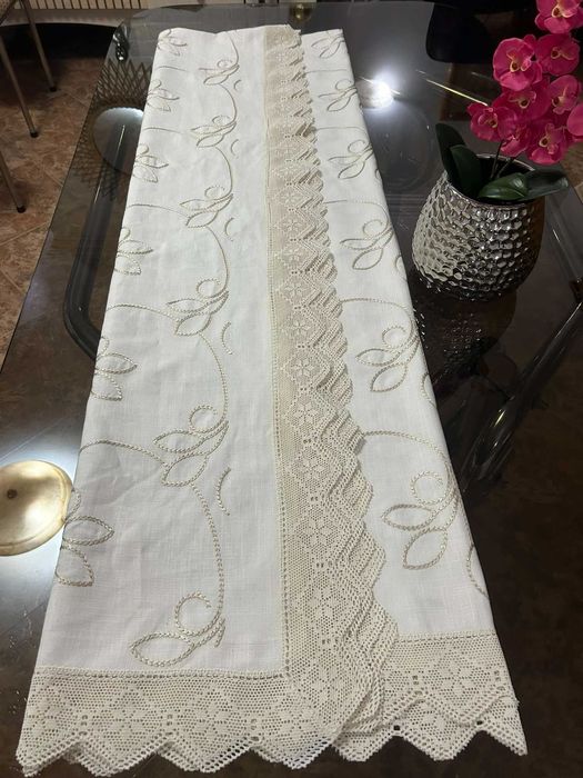 Toalha de mesa em linho, bordada, aplicação renda toda a sua extensão