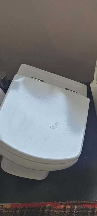Sprzedam sedes z wolno opadają deską oraz umywalka firmy Rocco. W bardzo dobrym stanie. Fi