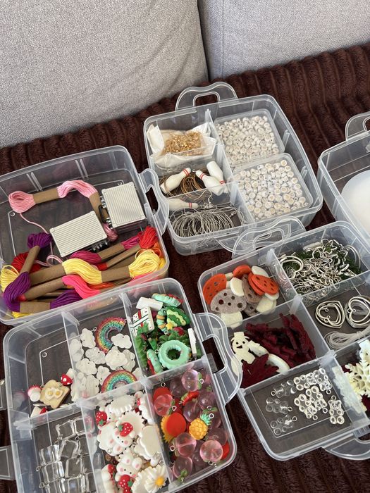 Vendo Lot De Artigos para Artesanato de Pulseiras, Colares e Brincos varios charms e peças e alicate