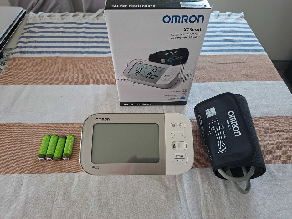 Ciśnieniomierz elektroniczny Omron X7 Smart na ramię
