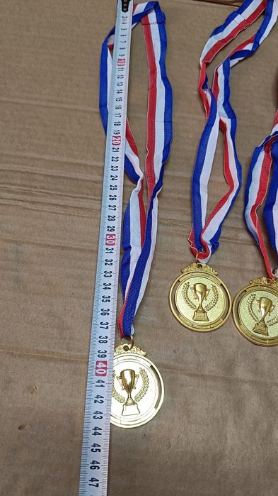 Złote medale dla dzieci odznaczenia  12 sztuk