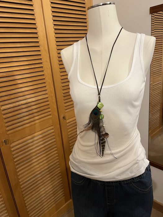 Colar com penas e contas