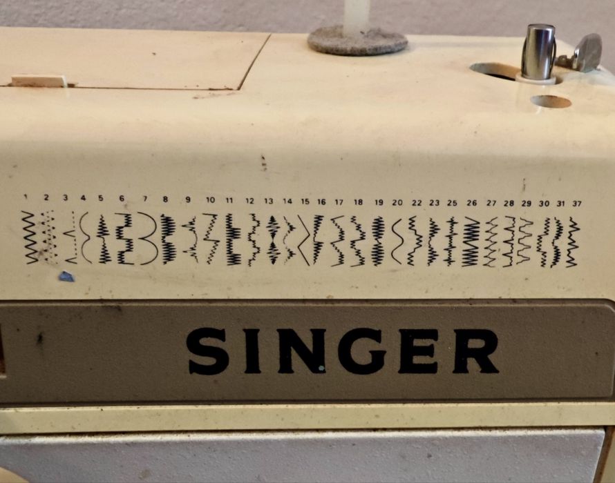 Maquina Singer com Movel de costura/bordado