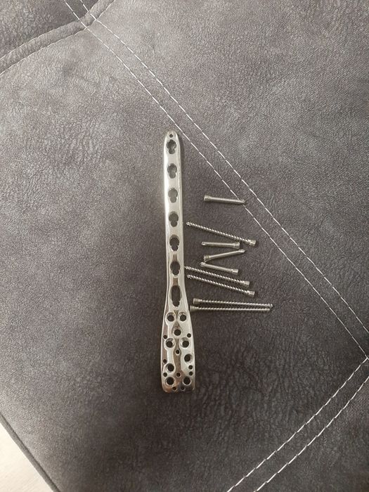 Пластина  титановая тітанова при переломе набор для остеозинтезу