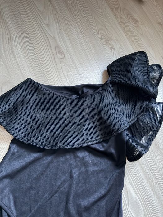 Продам 2  шт. боді на одне плече р. М