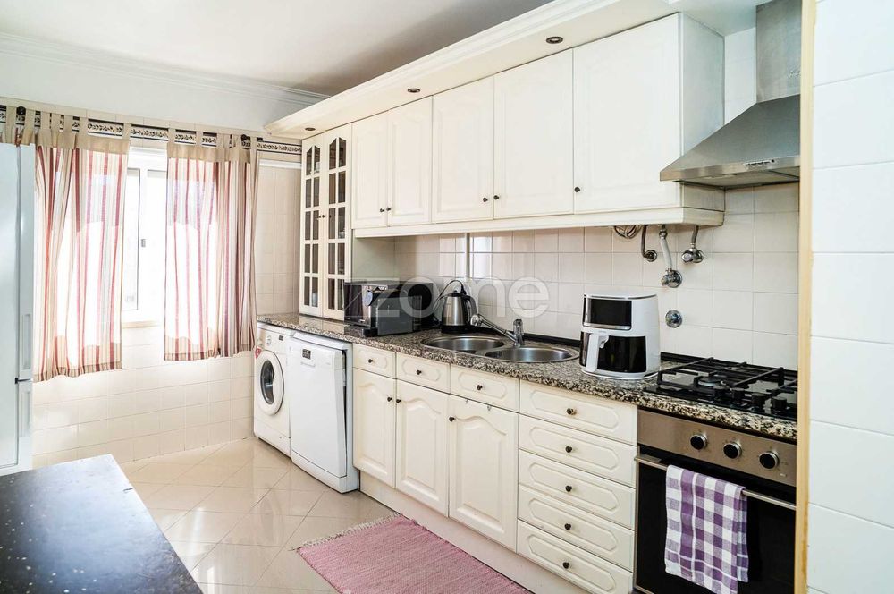 Apartamento T3 com parqueamento e arrecadação