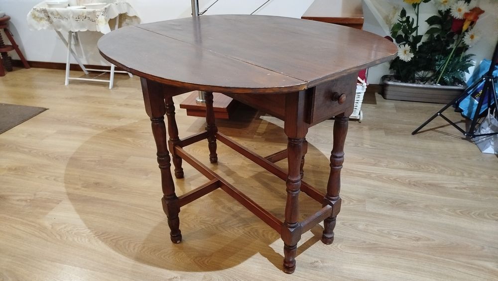 Mesa de madeira cor mogno