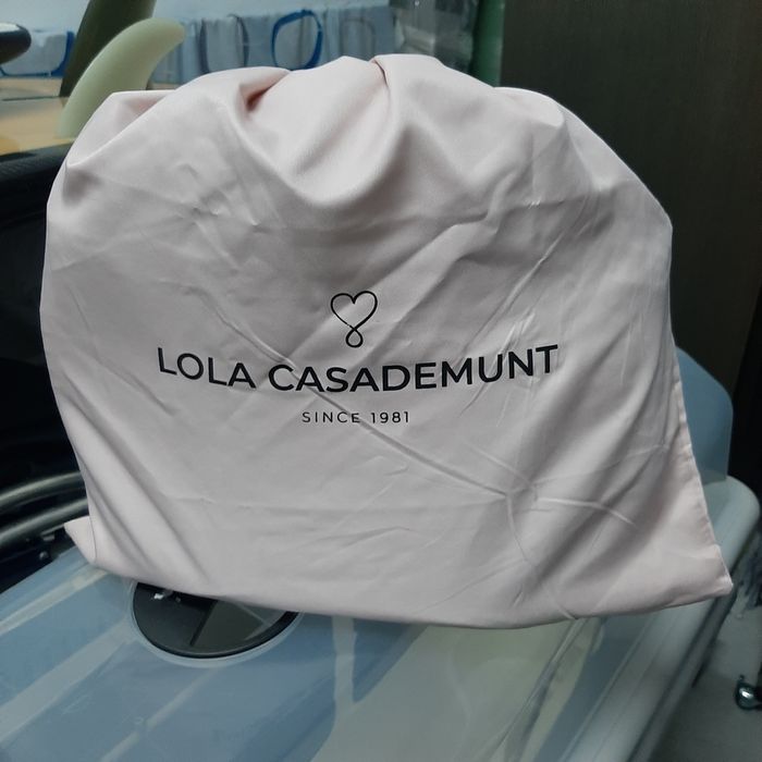 Cesta Média com folho e fecho de correr nova em Preto Lola Casademunt