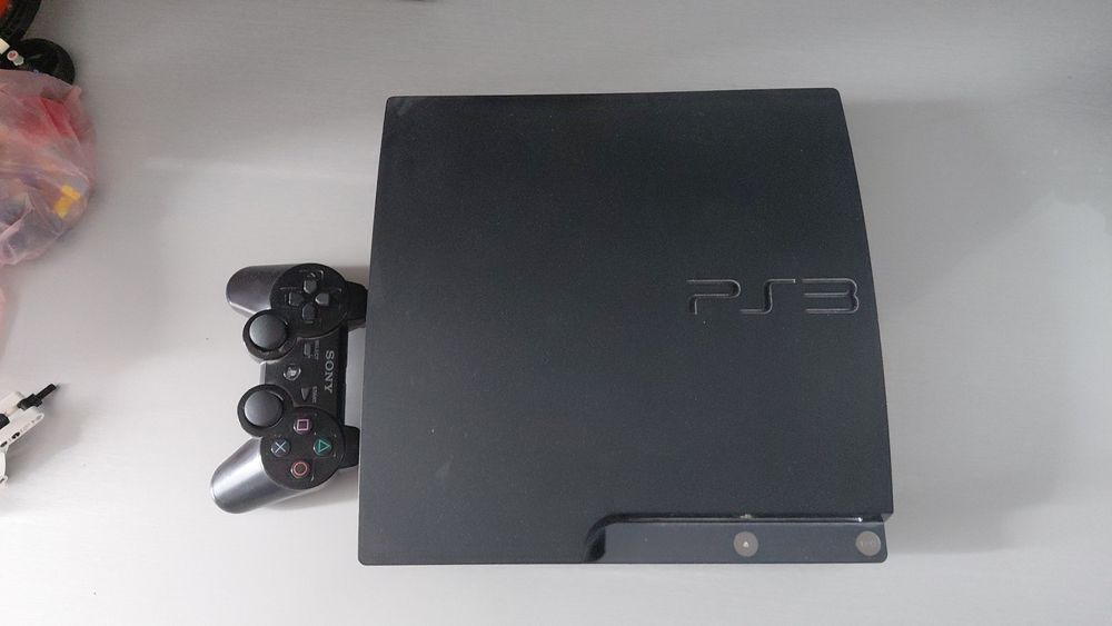 Продаю круту ігрову приставку Sony PlayStation 3 Slim (б/в) 
​Комплект повний — «купив, увімкнув і відразу граєш». Нічого докуповувати не потрібно.