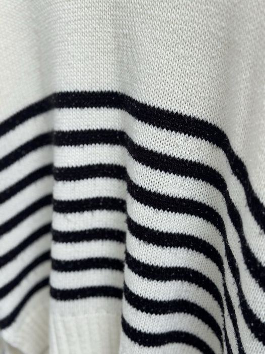 Sweter w paski damski kremowy