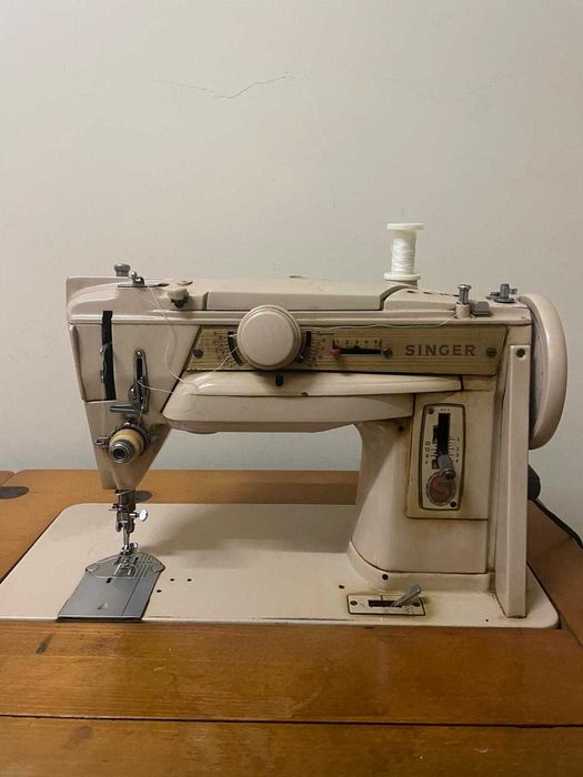 Máquina de costura antiga com móvel