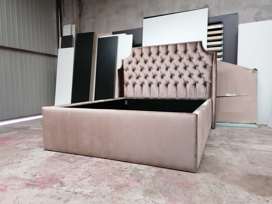 Sypialnia łoże ozdobne pinezki gwoździe łóżko glamour king panele