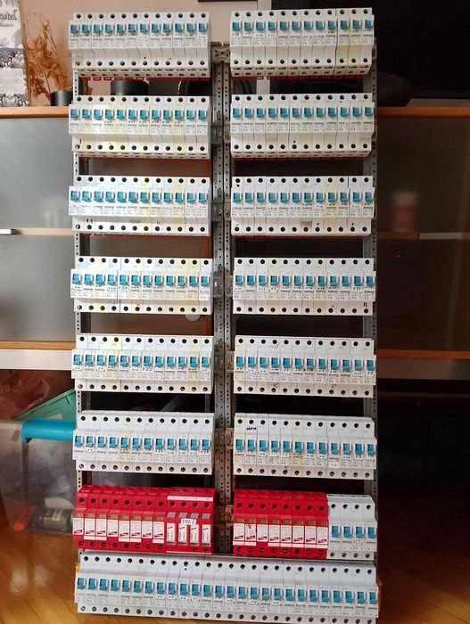 - Bezpieczniki 
- Różnicówka 
- bezpieczniki