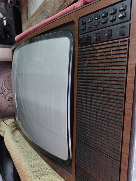Antiga televisão a cores, década de 80
