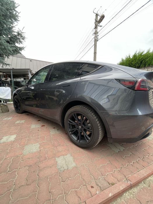 Автомобіль Tesla model y