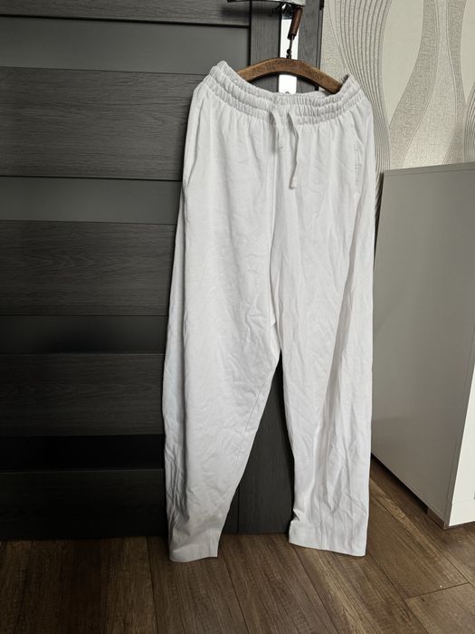 Dresowe spodnie białe