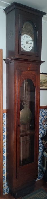 Relógio de pé com pêndulo antigo