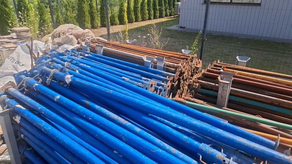 Płyty trójwarstwowe stropowe,dzwigary H20 i podpory stropowe.