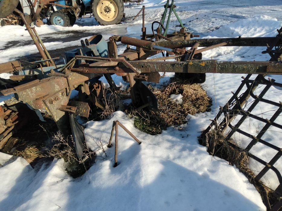 Продам плуг Плн 3-35
