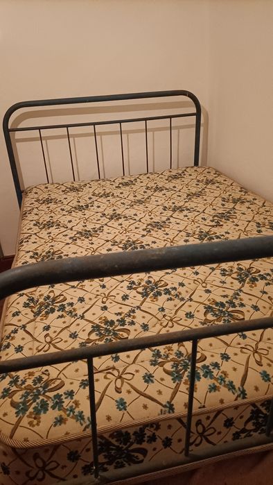 Cama em ferro com as dimensões de 1,90 por 1,20.