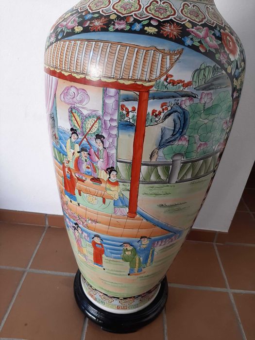 Jarrão de porcelana chinesa de grandes dimensões, pintado a mão com cenas do quotidiano. Cerca de 1,50m de altura.
