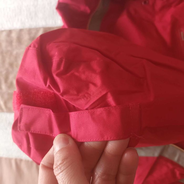 Corta vento com capuz ajustável