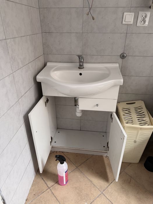 Szafka łazienkowa z umywalką