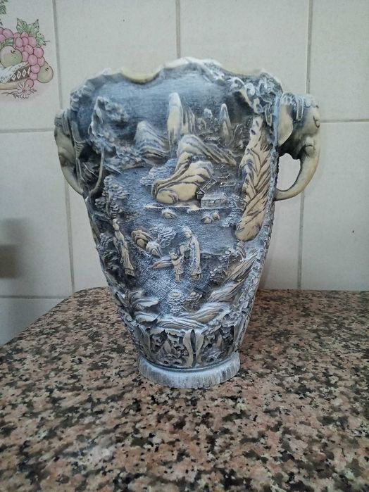 Vaso asiático vintage esculpido em resina com alças de elefante 27cm