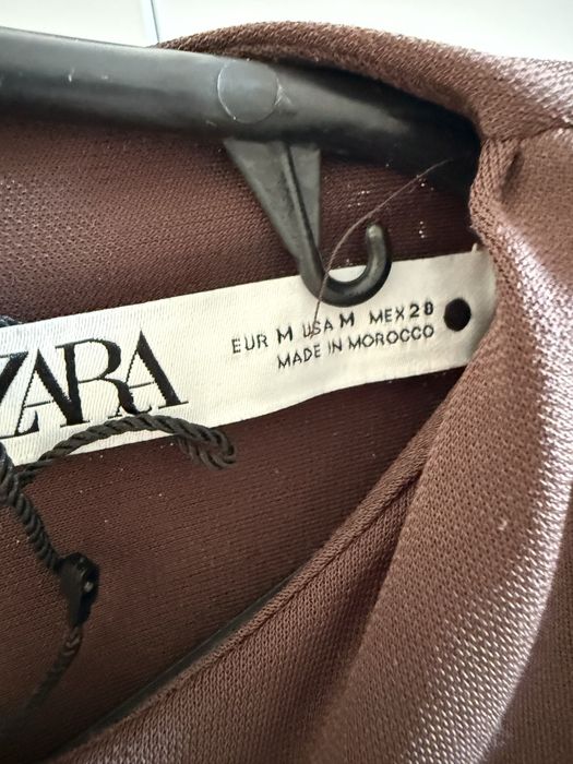 Шоколадне плаття з акцентом на животі