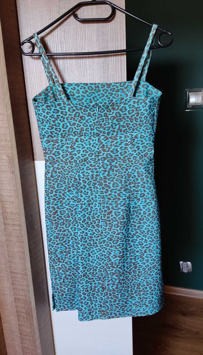 Sukienka krótka mini obcisła na szelkach w panterkę