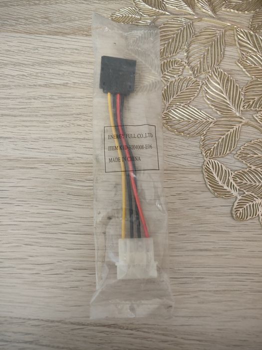 Adapter sata i kable
Firma Hama 
Do podłączenia dysku