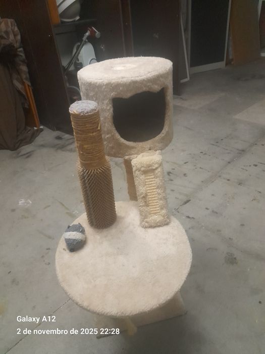 Arranhador e casota para gatos