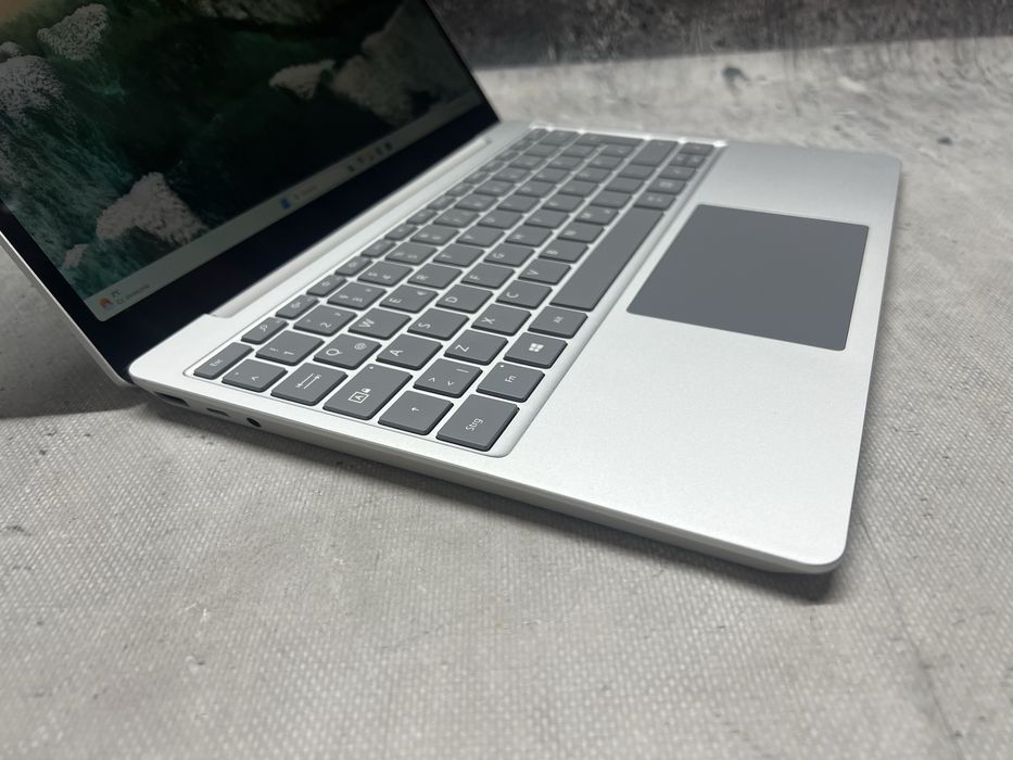 Microsoft Surface Go / i5 1035G1 3.6G / 4GB DDR4 / 256SSD / 12.5 Touch
