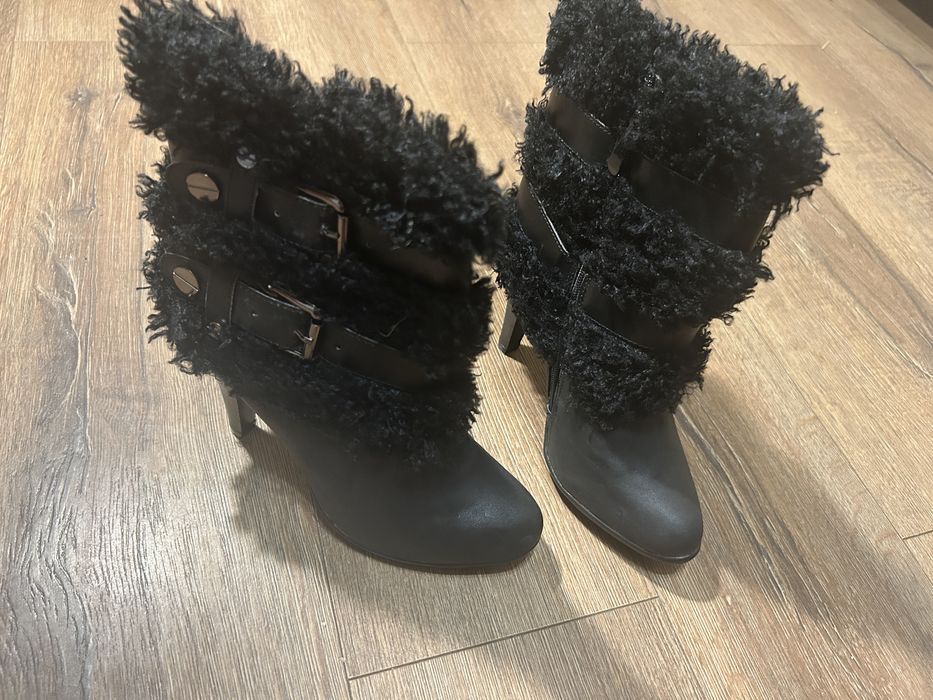 Czarne botki na obcasie z futerkiem i klamrami