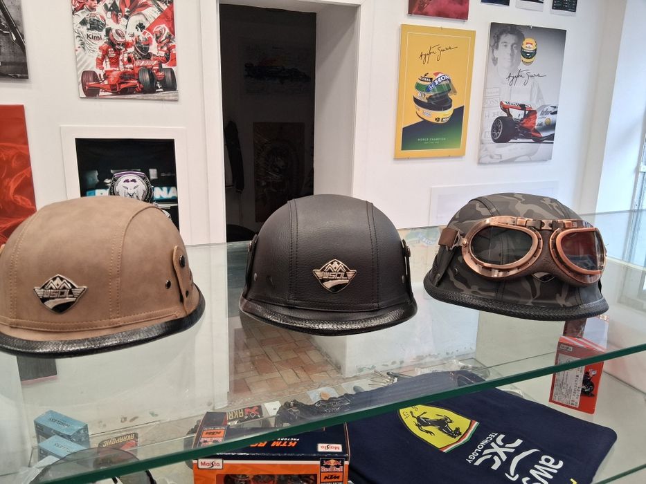 Capacetes "estilo" militar, novos e lindos