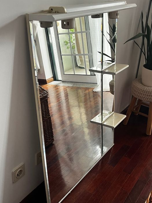 Espelho de casa de banho com luz e prateleiras