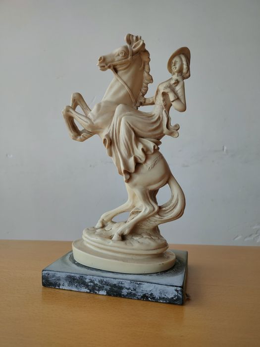 Estatueta de dama antiga a cavalo.
