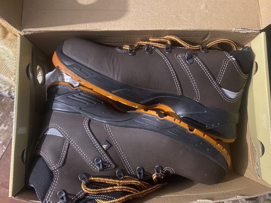 Продам новые Ботинки Talan