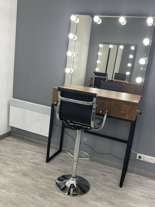 Візажний стіл з дзеркалом та підсвіткою