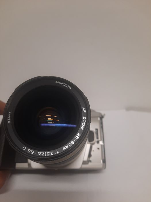 Плівковий дзеркальний фотоапарат Minolta Dynax 5 з об’єктивом Minolta AF Zoom 28–80 мм f/3.5–5.6 D.