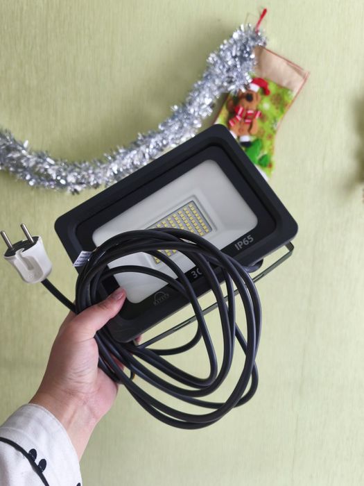 Продам набор 2 прожектора светильника с шнуром 

Каждый рабочий светод