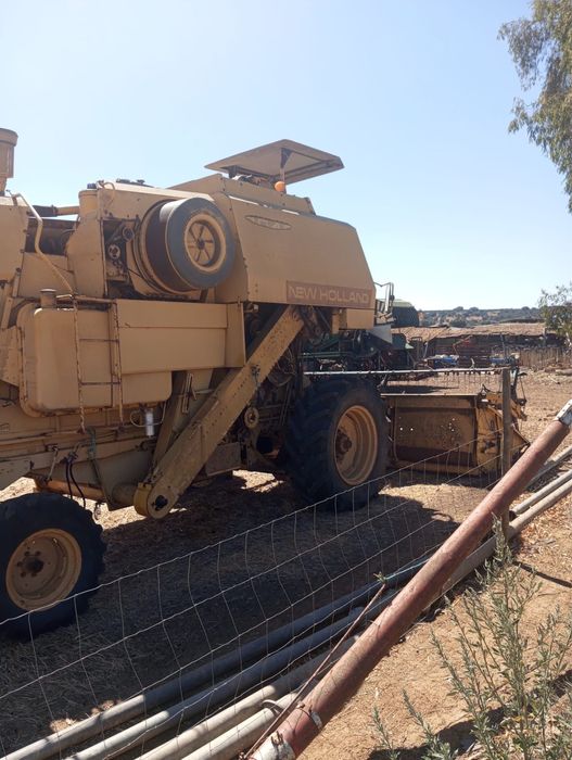 ceifeira a funcionar leva também equipamento de arroz